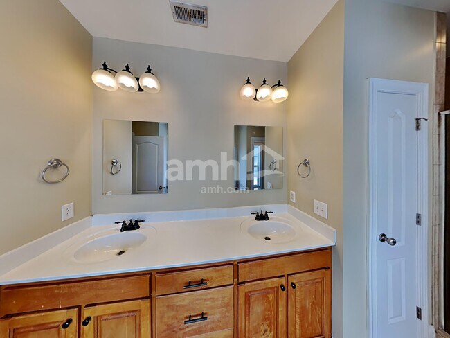 Building Photo - 3520 Wilbur St