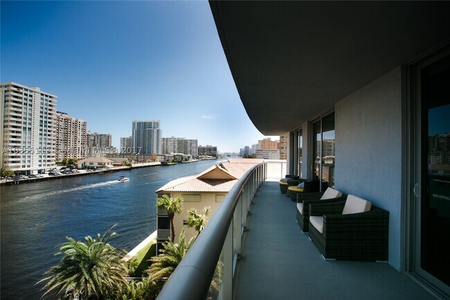 Building Photo - 2600 E Hallandale Beach Blvd