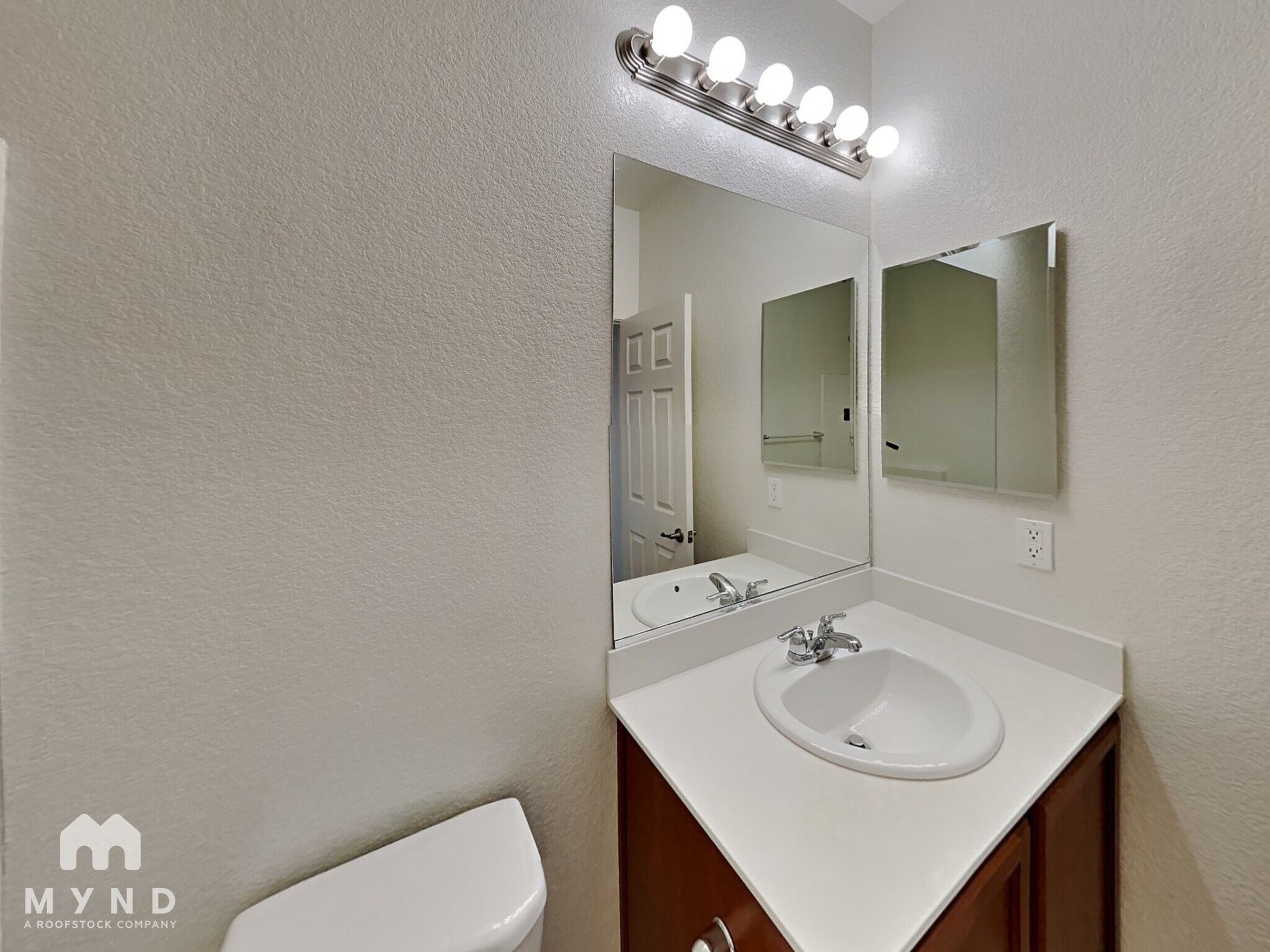 Building Photo - 1088 Crown View Dr