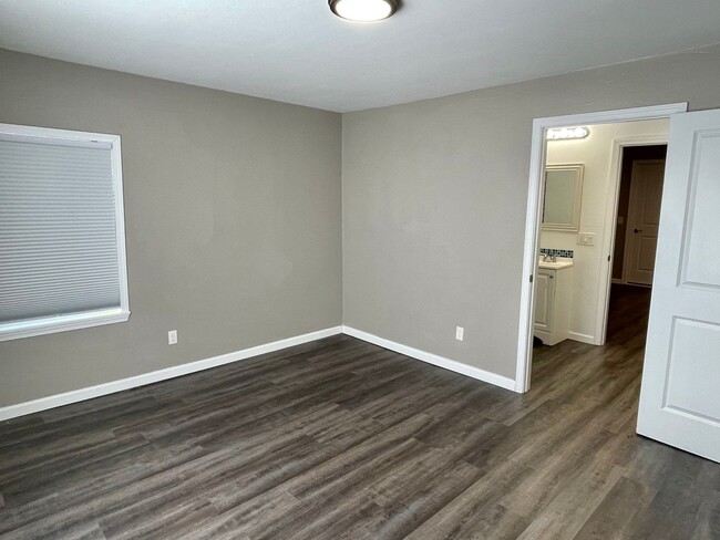 Building Photo - Updated and Spacious 2 bed 2 bath in the P...