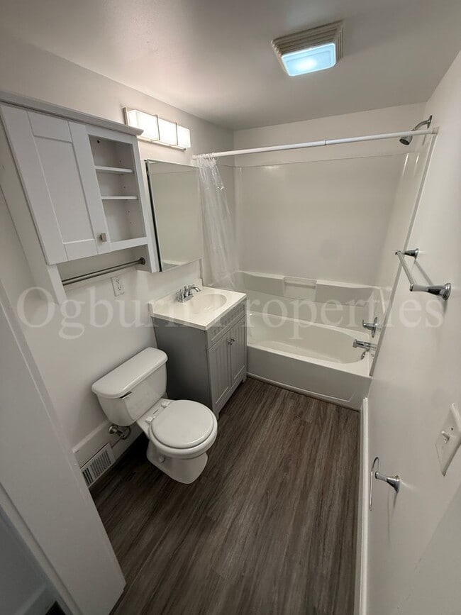 Building Photo - 2046 Queen St