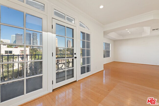 Building Photo - 2025 S Beverly Glen Blvd