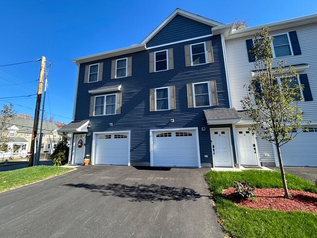 Building Photo - Modern 2 Bedroom Townhouse