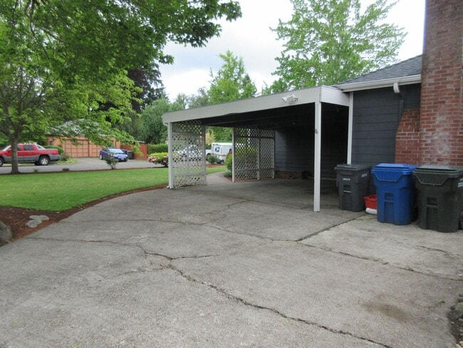 Building Photo - Three Bedroom Home in Keizer on corner lot