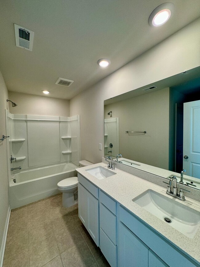 Building Photo - 3BR/2.5BA; Desirable Belmont Location