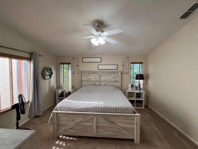 Building Photo - 3 Bedroom - Heart of Roseville