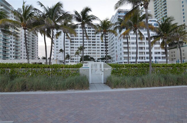 Building Photo - 5005 Collins Ave