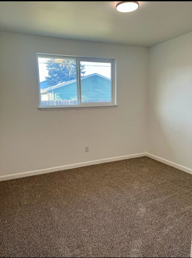 Building Photo - Renovated 4 Bedroom Home