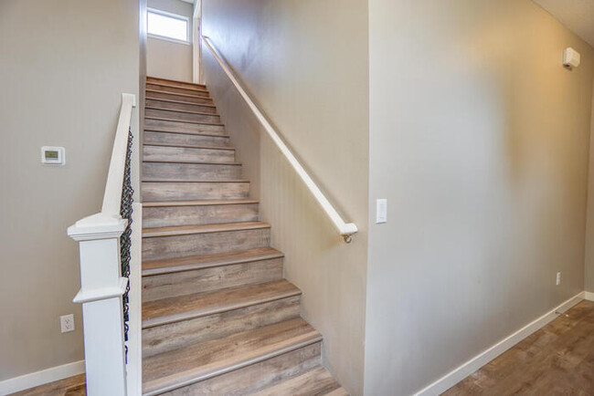 Building Photo - NEWER FOUR BEDROOM NEAR HAZEL DELL