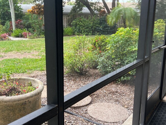 Building Photo - 2BR/2BA Ground Level Condo in Venice Ave C...