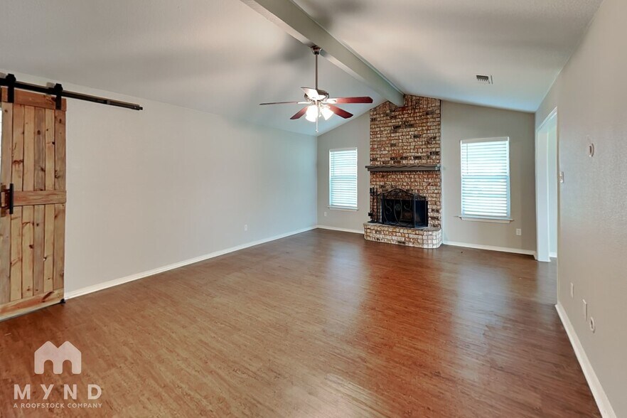 Building Photo - 461 NW Charlyne Dr