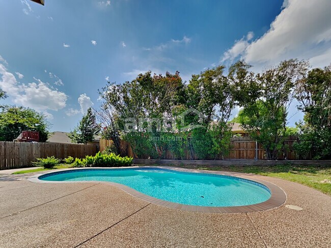 Building Photo - 3917 Periwinkle Dr