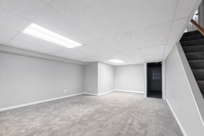 Building Photo - Spacious 3 Bedroom Home | Central AC | Finished Basement | Parking