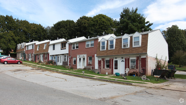 Building Photo - Queen Acres