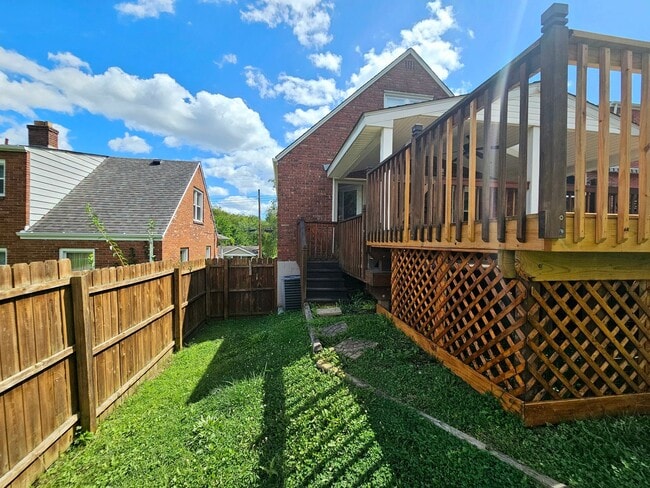 Building Photo - 707 Steiner St