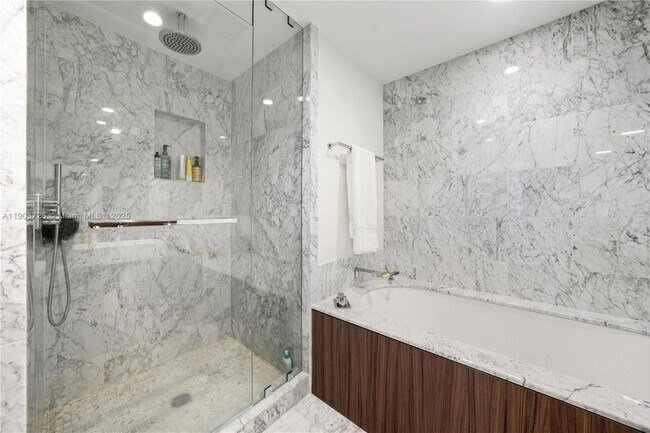 Building Photo - 1000 Brickell Plaza