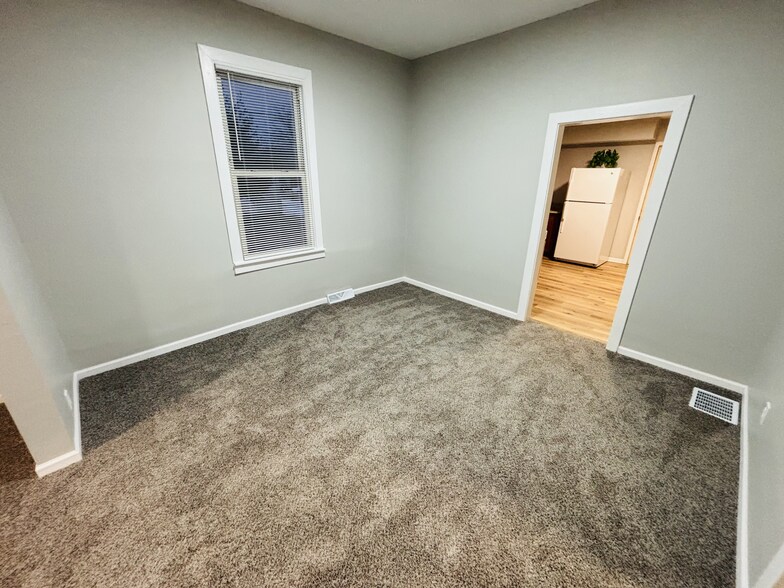 Building Photo - 2315 E End Ave