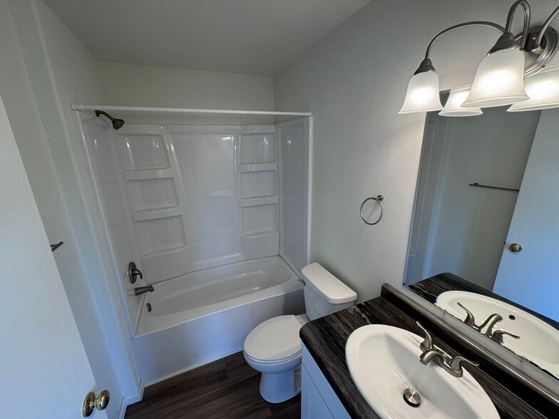 Building Photo - 629 E Pine St