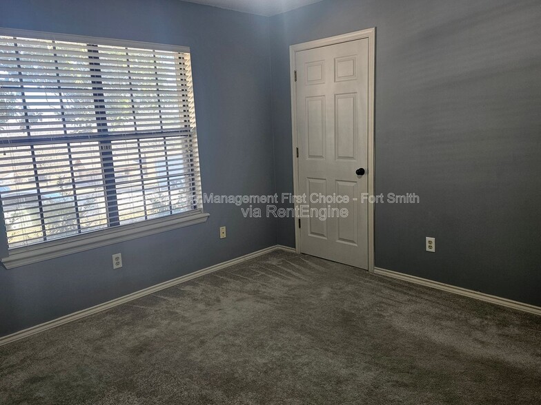 Building Photo - 306 Elfen Glen St