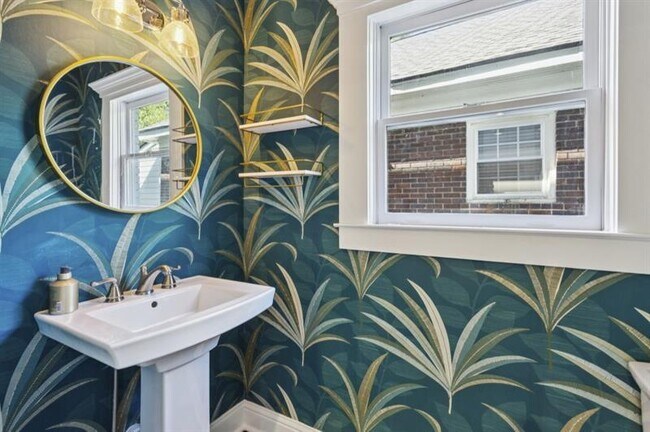 Building Photo - 546 Highland Ave NE