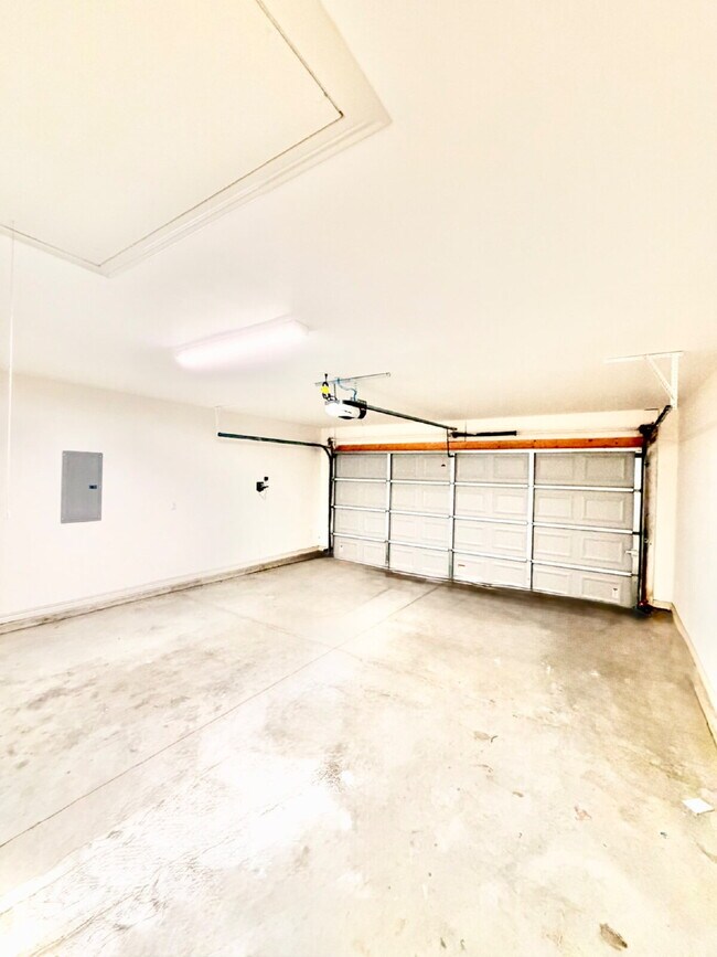 Building Photo - "Charming 3-Bedroom Oasis with 2 Full Baths in Odessa's Heart – Expansive 1895 Sq. Ft.!"