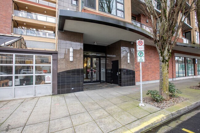 Building Photo - Sweet + secure 1/1 condo with parking, extra storage room
