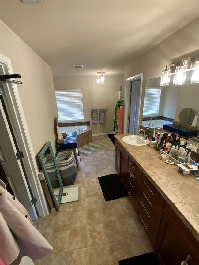 Building Photo - Puyallup Valley 4bdr 2.5bath w/ a POOL