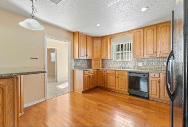 Building Photo - 125 Nandina Rd