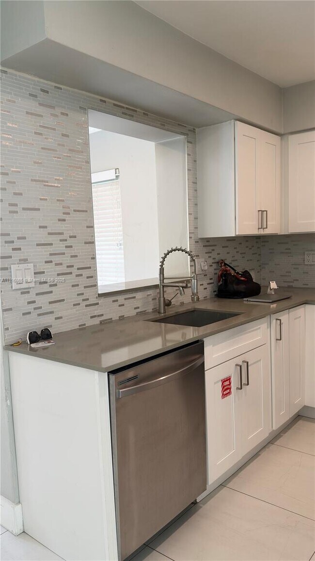 Building Photo - 1577 NE 48th Ct