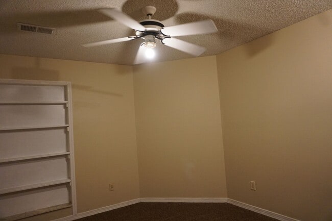 Building Photo - 3 bedroom townhome in Arlington