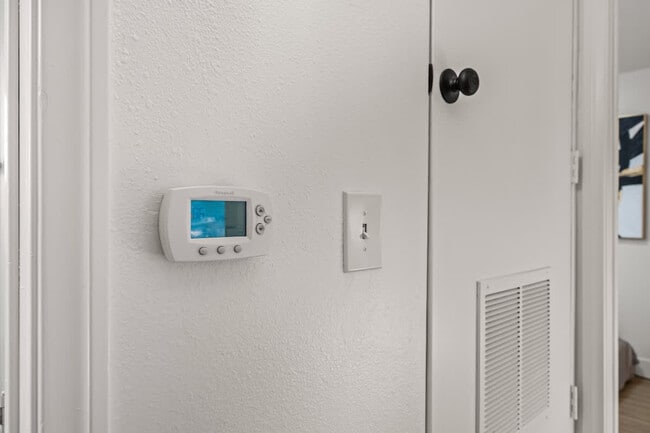 Building Photo - 606 S Sunshine Ave