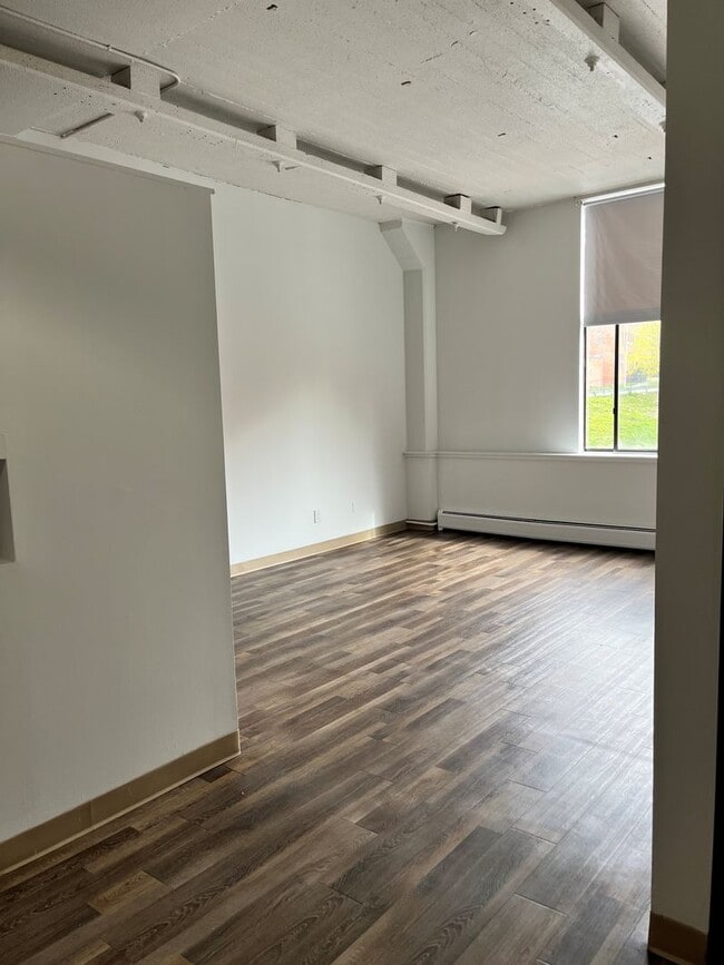 Building Photo - Leasing Agent