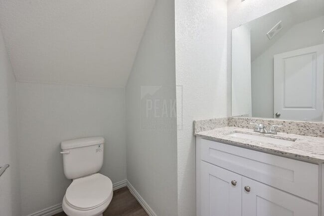 Building Photo - $1349! Stylish 2BR Townhome with 15 Minutes from Downtown Fort Worth Stockyards!