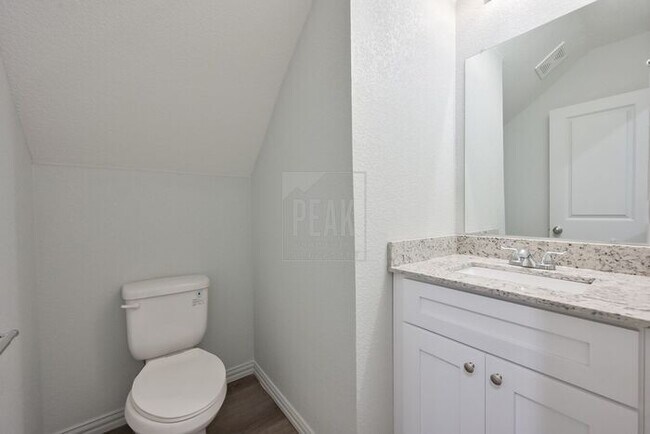 Building Photo - $1500! Stylish 2BR Townhome with 15 Minutes from Downtown Fort Worth Stockyards! Free application...