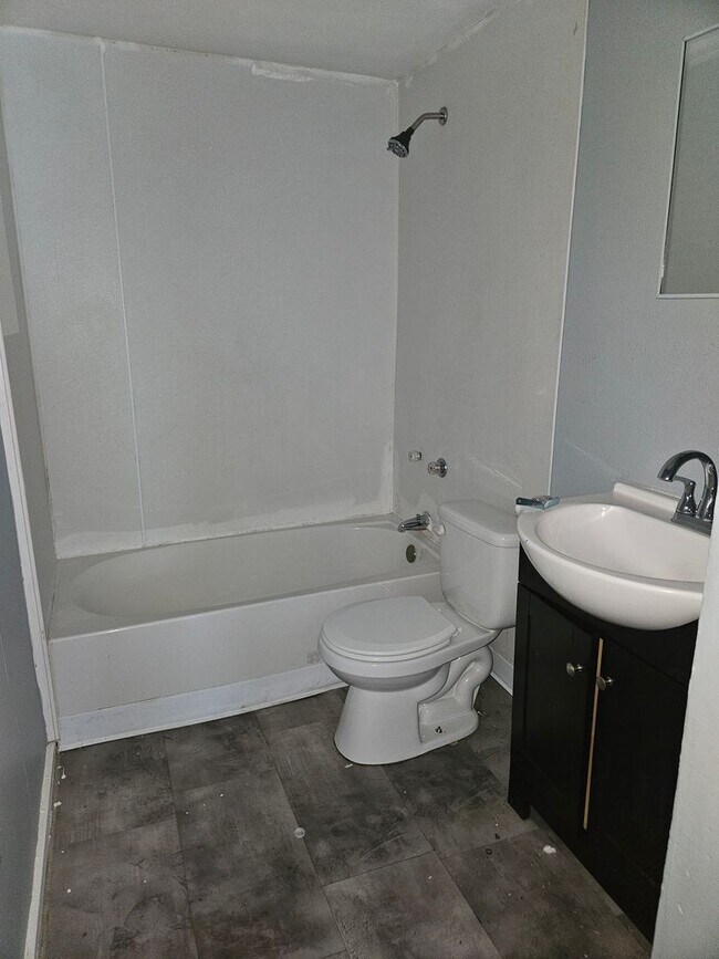 Building Photo - 4 bedroom single family home