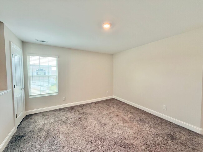 Building Photo - Modern 3BD, 2.5BA Raleigh Home in a Great ...