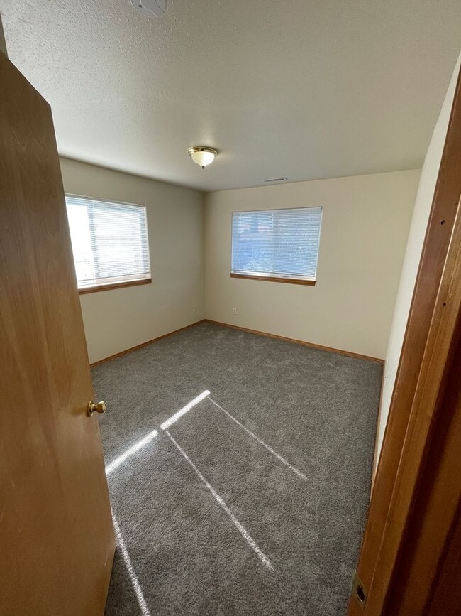 Building Photo - 404 River Ave