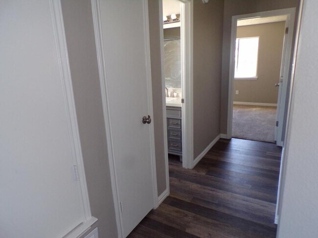 Building Photo - 5006 Parkwood Dr