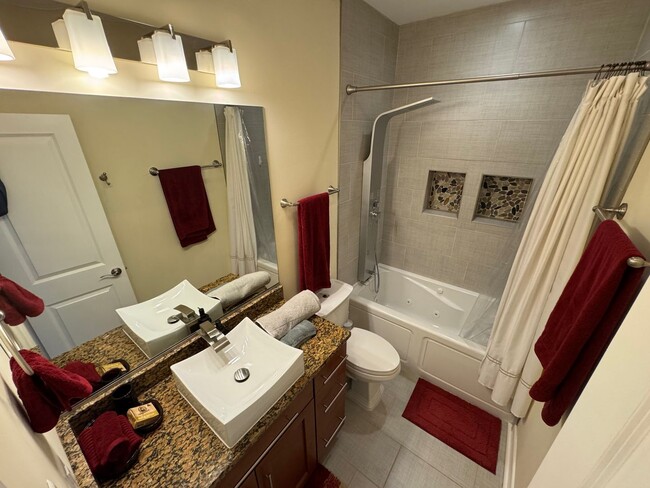 Building Photo - Beautiful 3 Bed 3 Bath Condo with a Roofto...