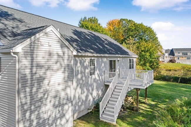 Building Photo - 22 Maple Rd
