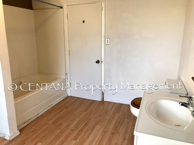 Building Photo - 2 Bedroom in Uptown!