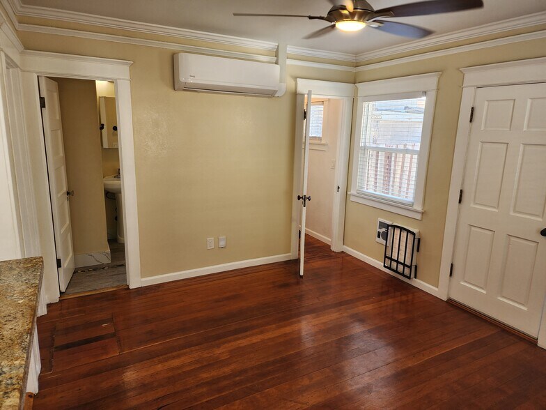 Building Photo - 223 Southlook Ave