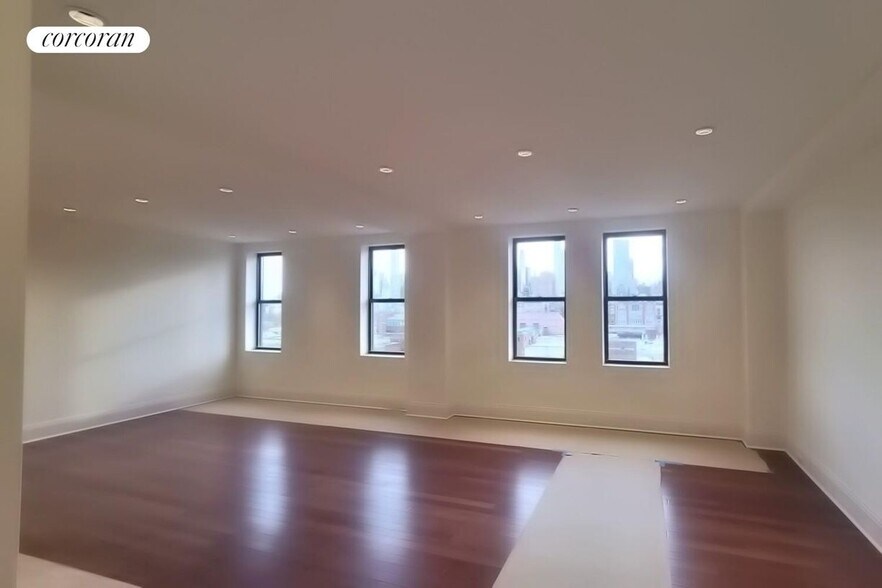 Building Photo - 45 W 81st St