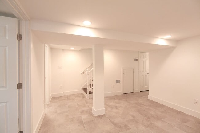 Building Photo - Gorgeous Brookland Townhouse | 4200 sqft 6 Bd 3.5 bth | Yard | 3 Porches