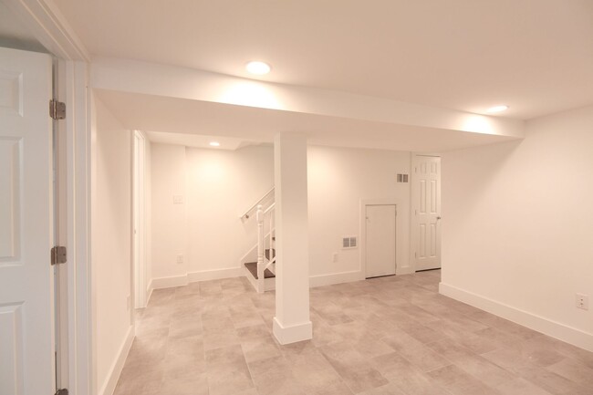 Building Photo - Gorgeous Renovated 6 Bed with Yard in hear...