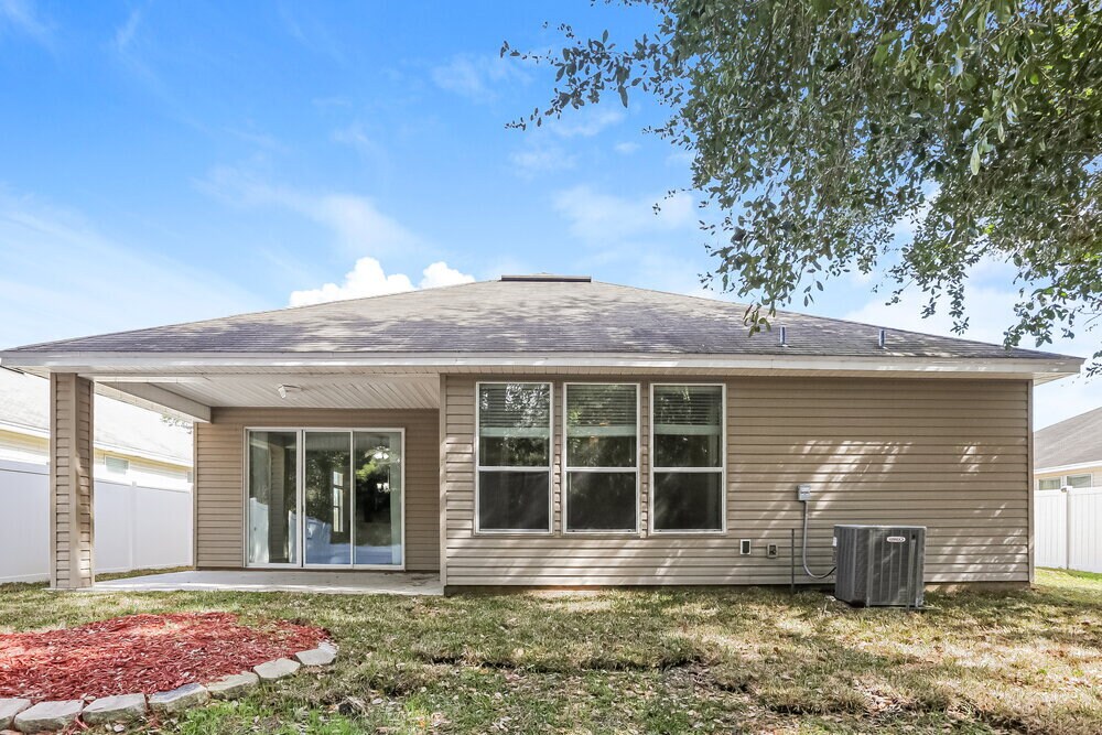 Building Photo - 15889 Lexington Park Blvd