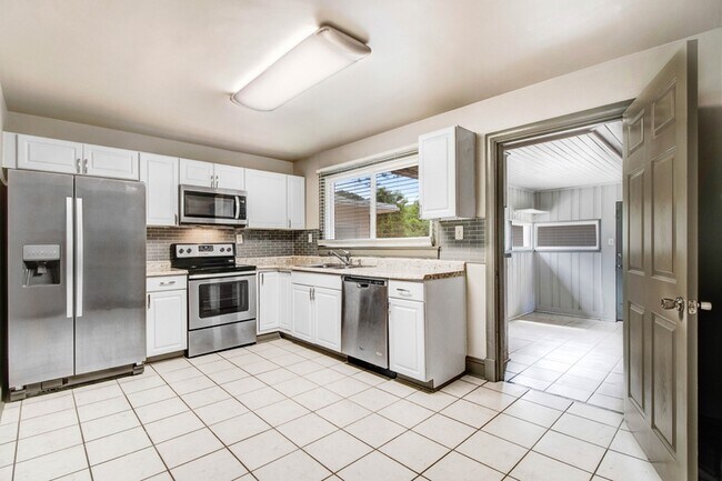 Building Photo - 105 Pineland Cir