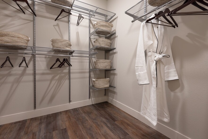 Walk-in closet - Avalon Lowry