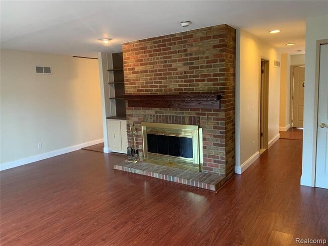 Building Photo - 6320 Laurentian Ct