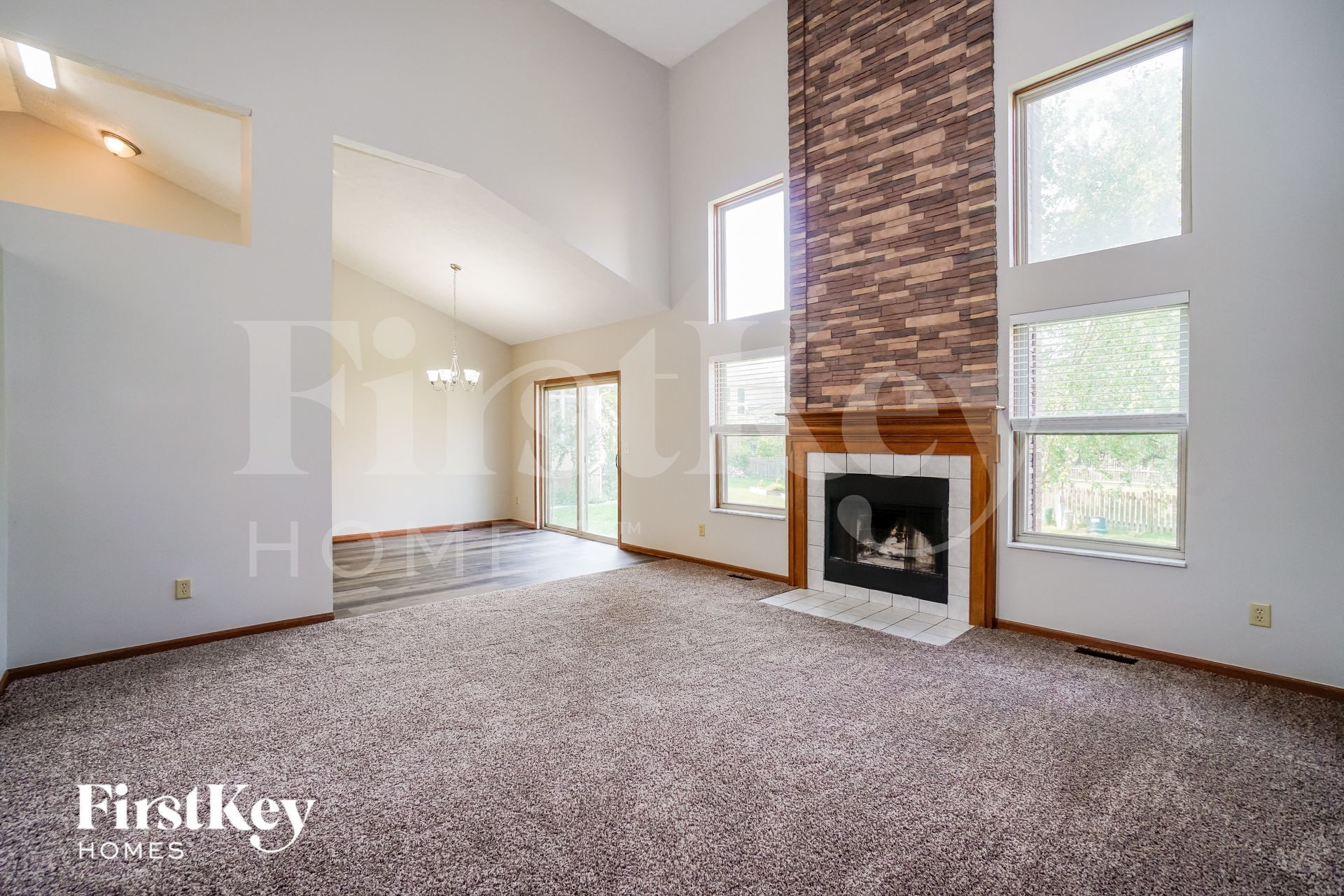 Building Photo - 1558 Royal Oak Dr